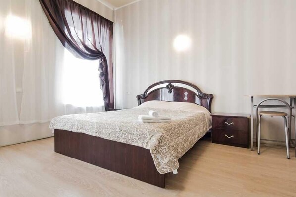Apartment, 1 Double Bed | Desk, iron/ironing board, free WiFi, bed sheets - LeonRooms Pokrovskiy 8-4 (Odesa)