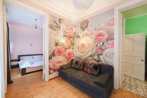 Family Apartment, 1 Queen Bed with Sofa bed | Living area | LED TV - LeonRooms Ekaterinenskaya 18 (Odesa)