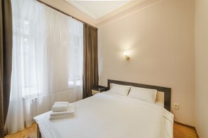 Family Apartment, 1 Queen Bed with Sofa bed | Blackout curtains, soundproofing, iron/ironing board, free WiFi - LeonRooms Ekaterinenskaya 18 (Odesa)