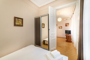 Family Apartment, 1 Queen Bed with Sofa bed | Blackout drapes, soundproofing, iron/ironing board, free WiFi - LeonRooms Ekaterinenskaya 18 (Odesa)