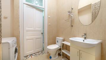 Familie appartement, 1 queensize bed met slaapbank | Badkamer | Een douche, pantoffels, handdoeken