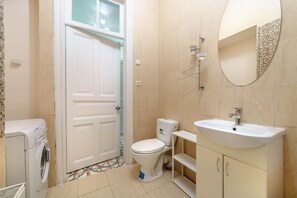 Family Apartment, 1 Queen Bed with Sofa bed | Bathroom | Shower, slippers, towels - LeonRooms Ekaterinenskaya 18 (Odesa)