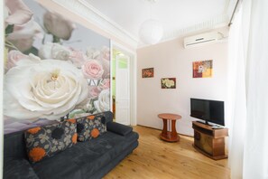 Family Apartment, 1 Queen Bed with Sofa bed | Living area | LED TV - LeonRooms Ekaterinenskaya 18 (Odesa)
