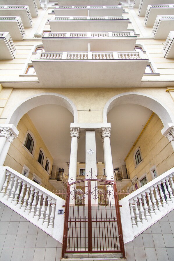 Front of property - LeonRooms Onilovoy 18-1 (Odesa)