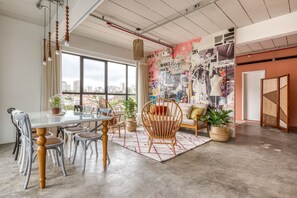Unique Room | Wi-Fi ฟรี, ผ้าปูที่นอน