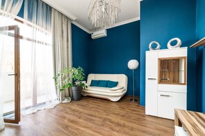 Luxury Apartment, 1 Queen Bed, Balcony | Living area