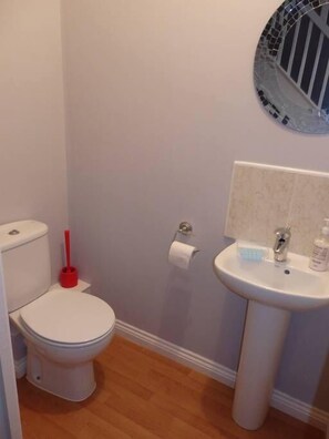 Apartment, 2 Bedrooms | Bathroom | Shower, free toiletries, hair dryer, towels