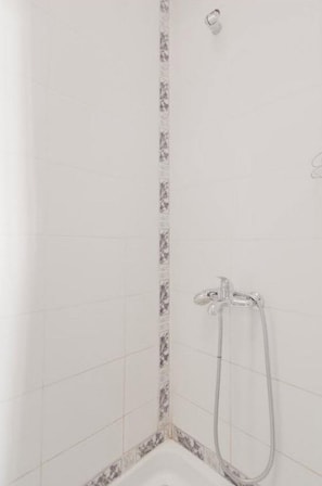 Bathroom amenities - LeonRooms Vorontsovskiy 8 (Odesa)