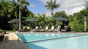 Piscine extérieure, chaises longues