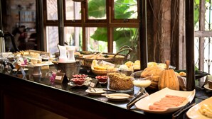 Un buffet proposant une variété de plats et un coin café.