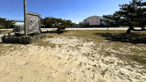 Placa de identificação do 'The Windjammer', com um edifício ao fundo.