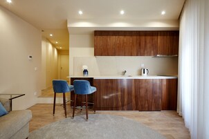 Refrigerador, microondas, placa de cocina, cafetera/tetera