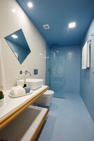 Ducha, secador de pelo, bidet, toallas