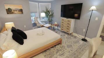 2 slaapkamers, een bureau, een strijkplank/strijkijzer, wifi