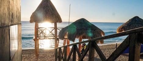 Ligstoelen aan het strand, strandlakens