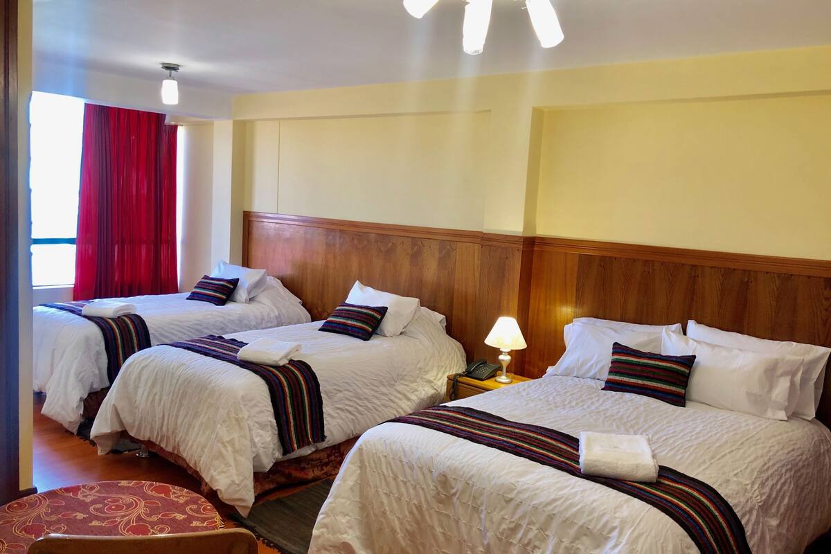 Comfort-Vierbettzimmer, Mehrere Betten, Stadtblick | Hochwertige Bettwaren, Schreibtisch, Verdunkelungsvorhänge
