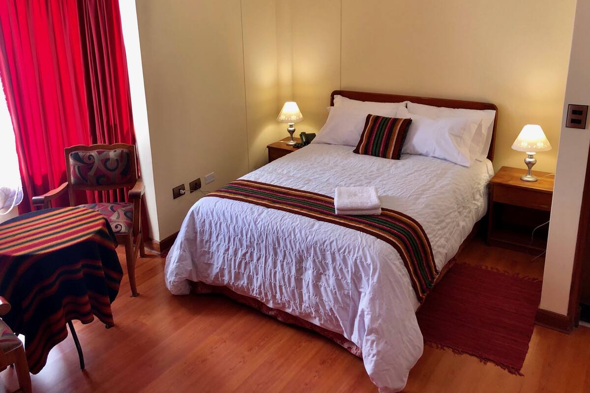Deluxe-Doppelzimmer, 1 Queen-Bett, Stadtblick | Hochwertige Bettwaren, Schreibtisch, Verdunkelungsvorhänge