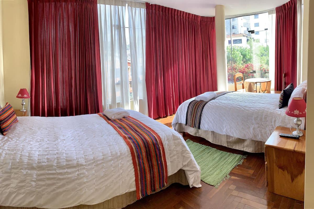 Comfort-Zweibettzimmer, Stadtblick | Hochwertige Bettwaren, Schreibtisch, Verdunkelungsvorhänge