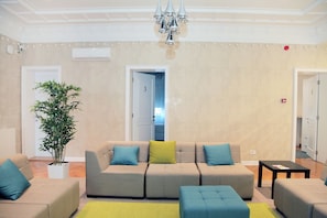 Coin salon dans le hall