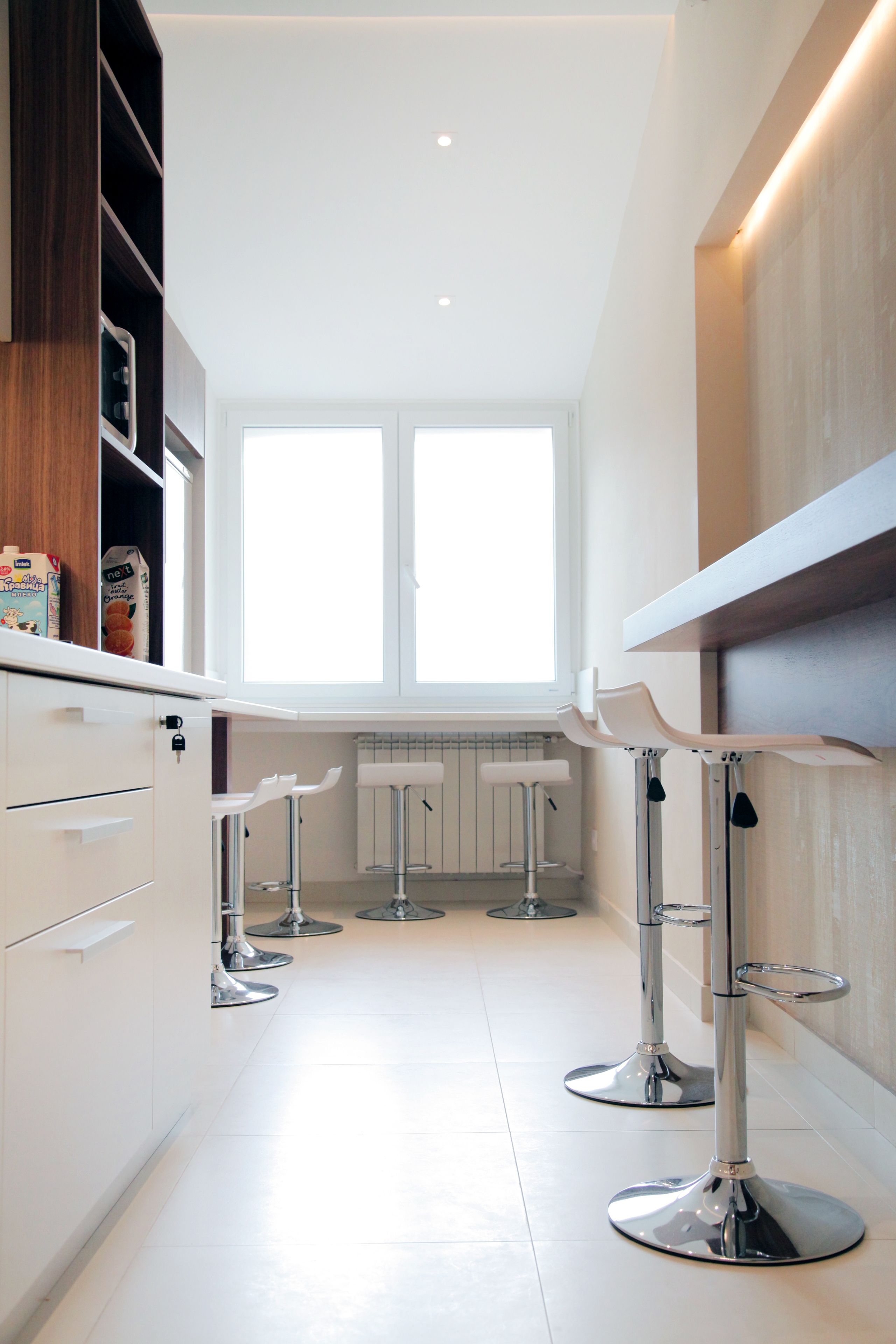 Grand réfrigérateur, micro-ondes