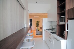 ثلاجة/مجمد بحجم كبير، ميكروويف، مستلزمات طهي/أطباق/أوعية