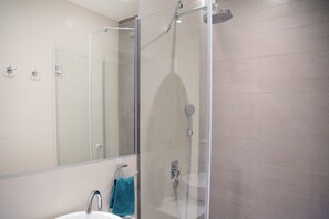 Douche, séchoir à cheveux, serviettes fournies