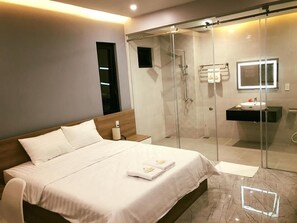 Superior Room | Minibar, desk, soundproofing, iron/ironing board - La Galerie Hotel (Ho Chi Minh City)