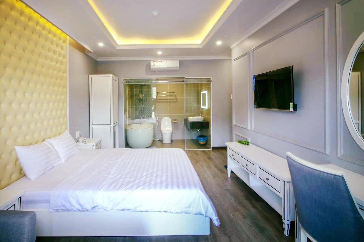 Deluxe Park View | Minibar, desk, soundproofing, iron/ironing board