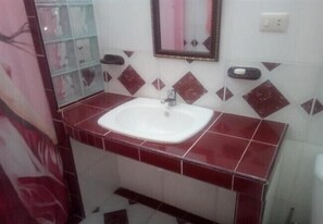 Bathroom - HOSTAL MARTIN Y ESPERANZA (Havana)