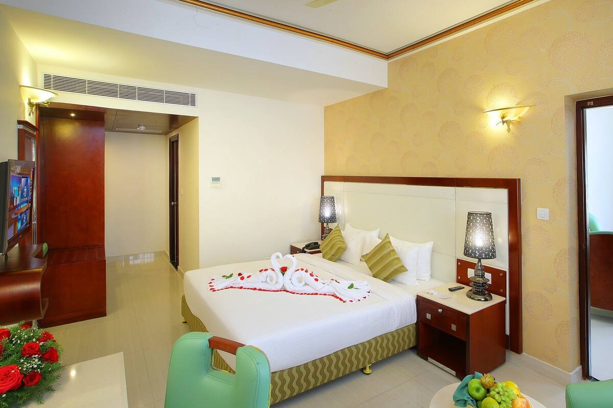 Deluxe Suite, 1 King Bed, City View | In-room safe, desk, blackout drapes, iron/ironing board