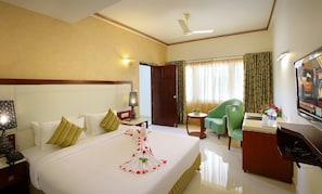 Deluxe Suite, 1 King Bed, City View | In-room safe, desk, blackout drapes, iron/ironing board