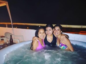 Outdoor spa tub