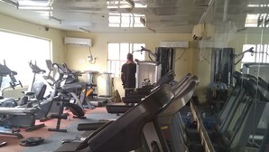 Ett gym med löpband, motionscyklar och utrustning för styrketräning.