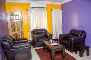 Desk, free WiFi, bed sheets - Havannah Suites & Conference Centre (Lagos)