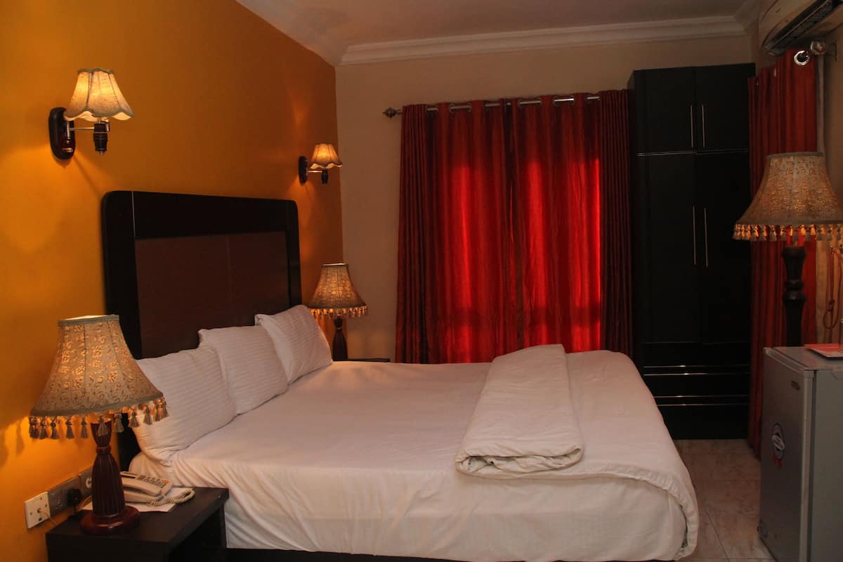 Escritorio, wifi gratis, ropa de cama