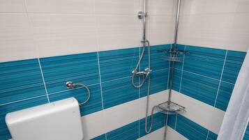 City Apartment, Multiple Beds | Bathroom | Free toiletries, hair dryer, slippers, towels