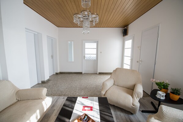 City Apartment, Multiple Beds | Living area