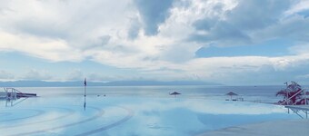 Delcanto, Beach Front Luxury Condo med vakker havutsikt