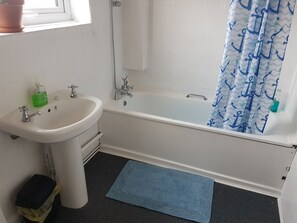 Family Apartment, 2 Bedrooms | Bathroom | Combined shower/bathtub