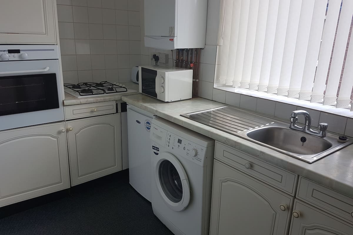 family apartment, 2 bedrooms | private kitchen | full-sized fridge, microwave, oven, stovetop