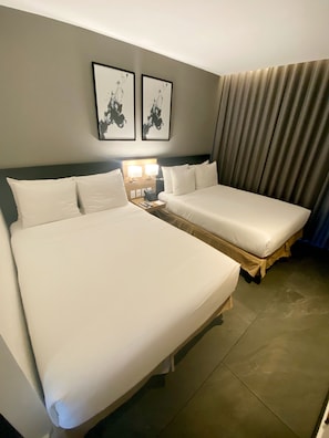 Habitación básica doble, 2 camas dobles, no fumadores | Ropa de cama de alta calidad, caja fuerte, mobiliario individual