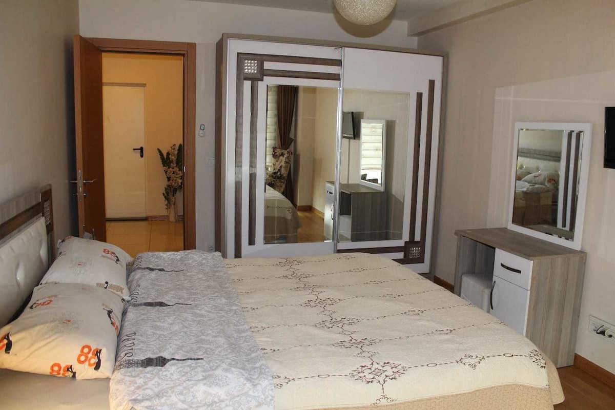 Cortinas blackout, insonorización y tabla de planchar con plancha