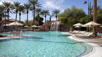 Una piscina al aire libre, una piscina climatizada
