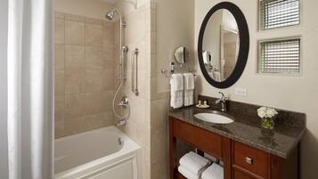 Bañera con ducha, secador de pelo, toallas, jabón