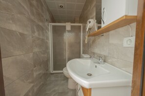 A bathroom with a shower, toilet, and sink. - Elikti Otel  (Ardesen)