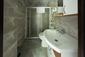 Family Triple Room, River View, Corner | Bathroom - Elikti Otel  (Ardesen)