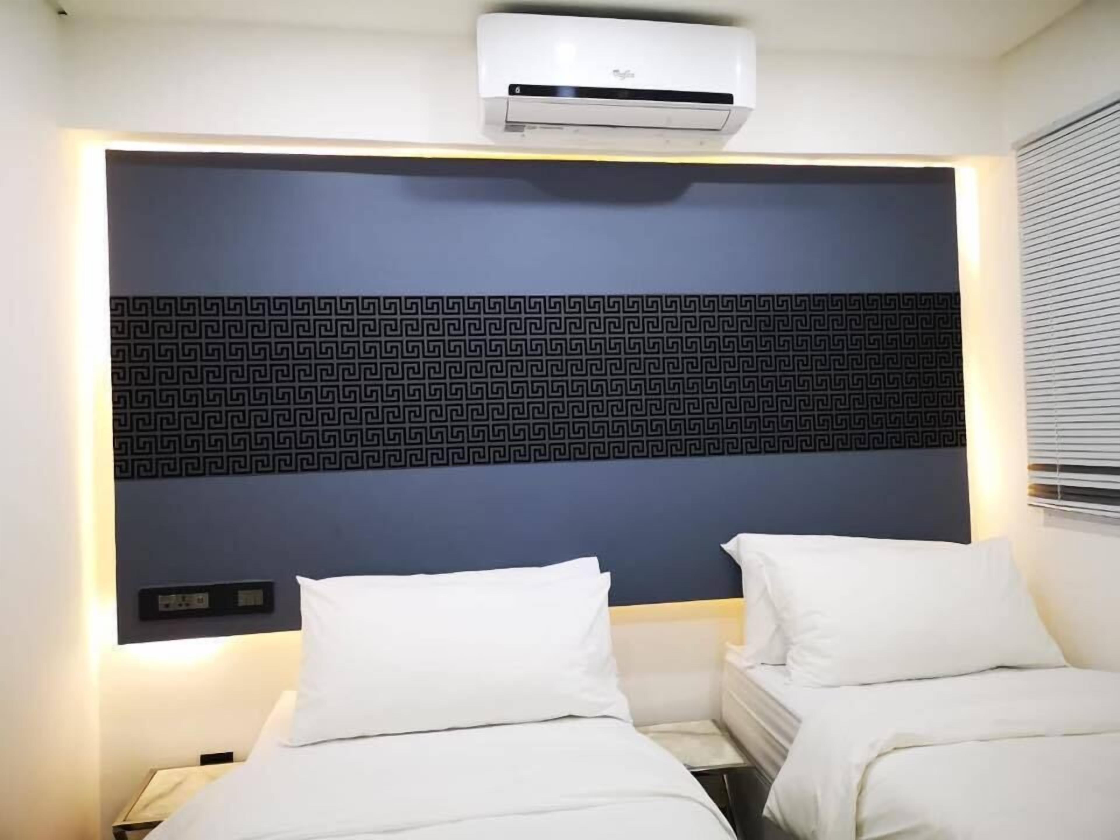 basic double room | minibar, in-room safe, desk, iron/ironing board