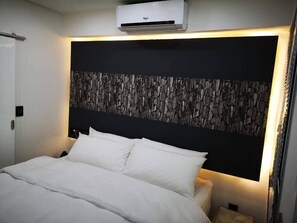 Minibar, coffres-forts dans les chambres, bureau