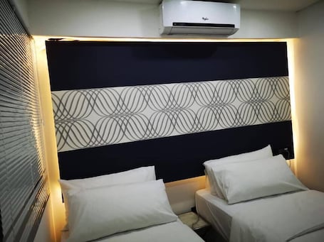 Minibar, caja de seguridad en la habitación y escritorio