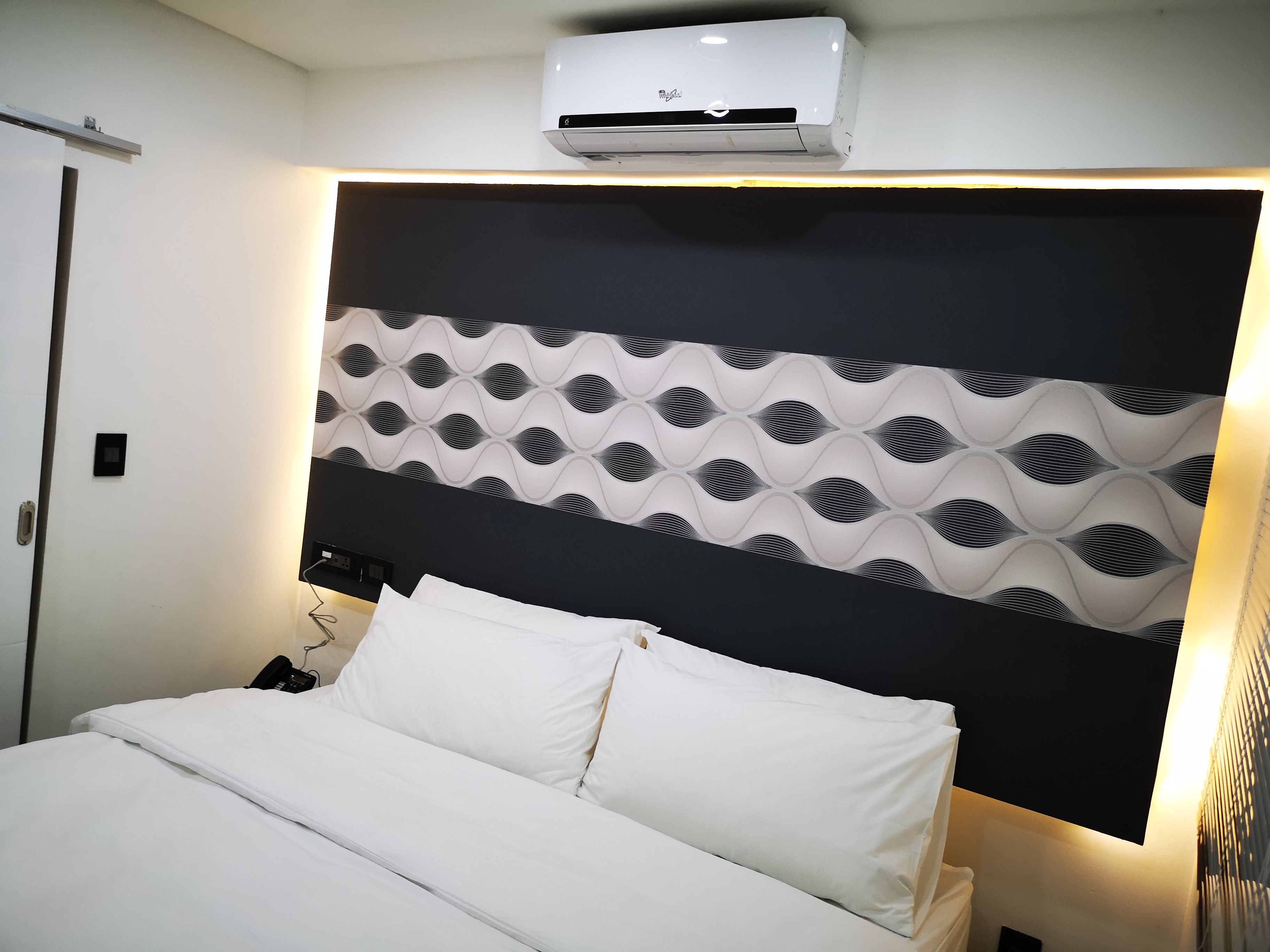 basic double room | minibar, in-room safe, desk, iron/ironing board